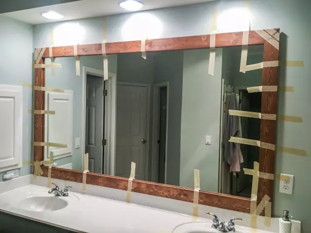 Как установить Wainscoting над плиткой стены в ванной комнате