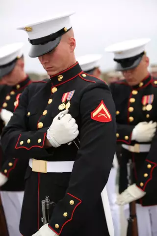 Как разыгрывать USMC Dress Blues & White Cover