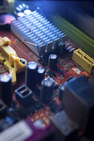 Мой газовый струйный триммер запускается, затем боты вниз и останавливается