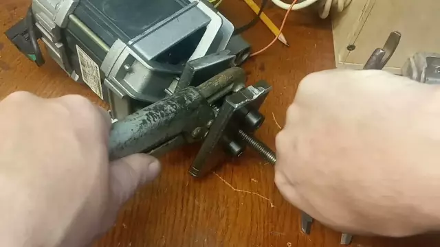 Снятие шкива с болтами без болтов