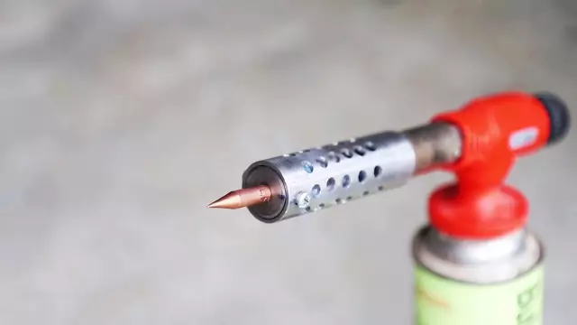 Причины нажатия на газовую горелку зажигалки