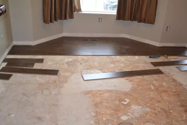 Как Vinyl Flooring сравнивается с керамической плиткой?