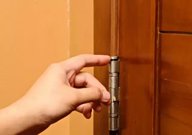 Как исправить разрыв между передней дверью и косяком