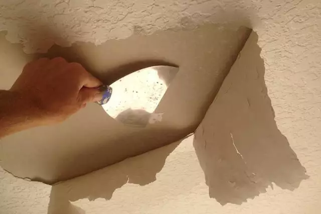 Как получить краску с потолка