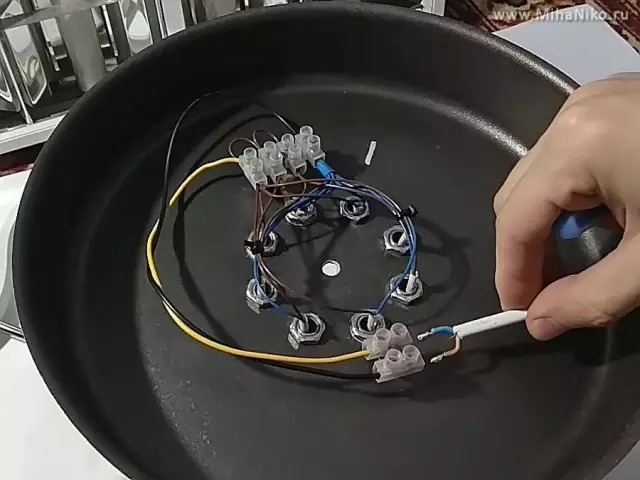 Как установить люстру на потолке