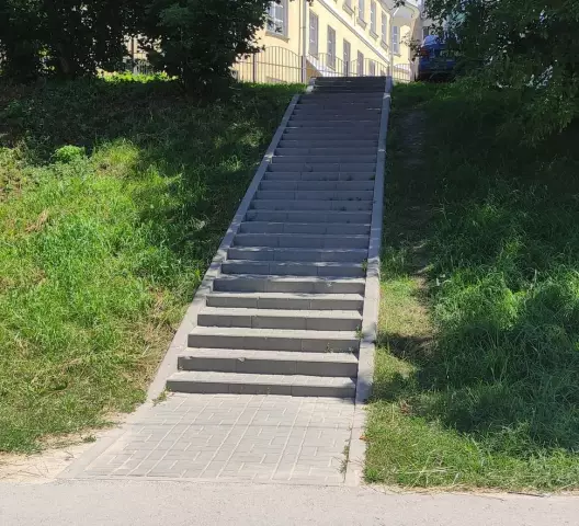 Как установить наружный ковер на лестнице