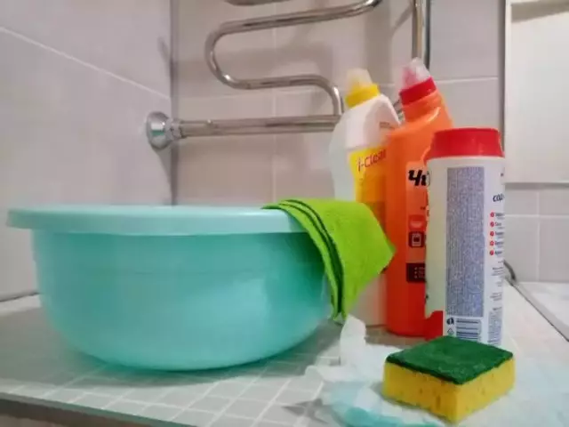 Как сохранить черную мебель без пыли