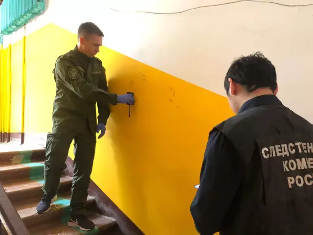 Как нарисовать высокую лестничную клетку