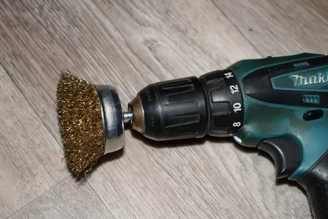 Как удалить краску из чугунной ванны