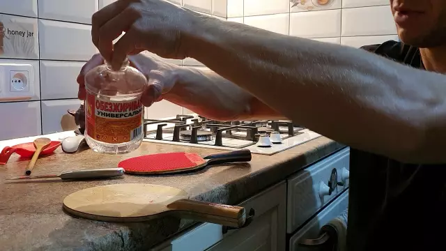 Удаление клея со стены из пробки