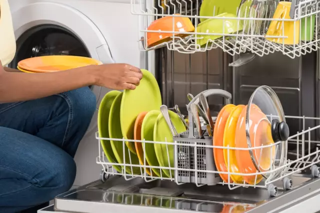 Что вызывает черный остаток в посудомоечной машине Whirlpool?