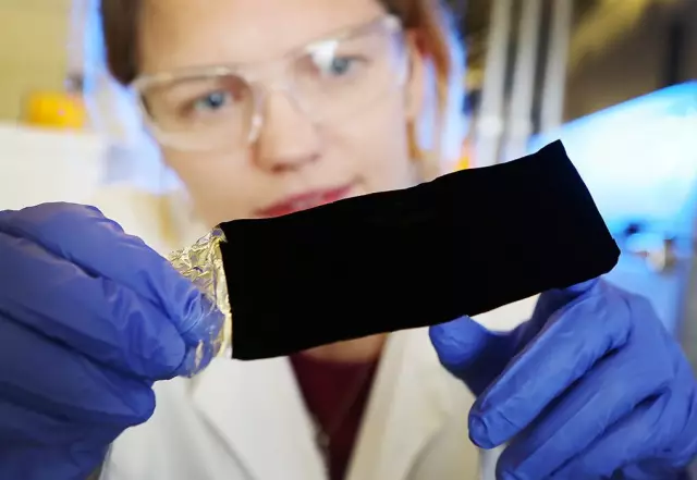 Что такое черный материал в искусственном газоне?