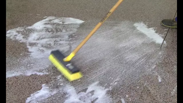 Какое решение используется для Whiten Driveways?