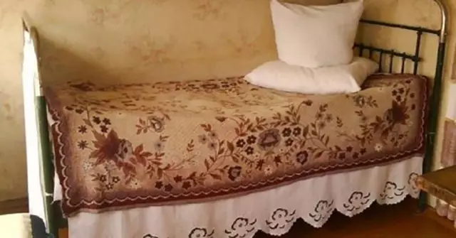 Может ли спать на диване?