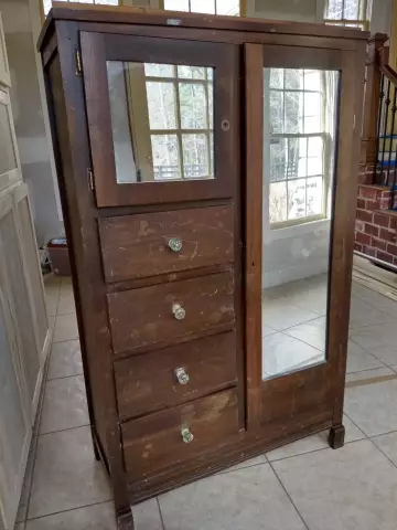 Разница между Armoire и Chifferobe
