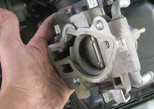 Как отрегулировать кабели дроссельной заслонки на газонокосилке Honda