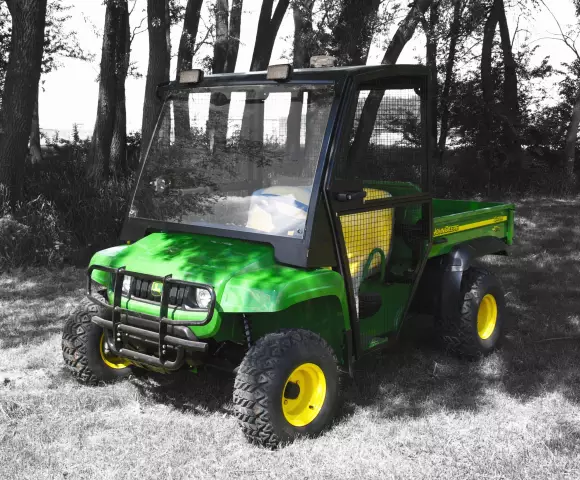 Как сменить масло в универсальном транспортном средстве John Deere Gator TX