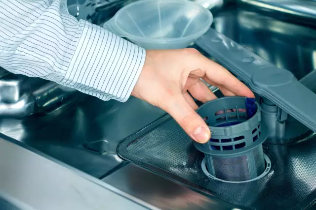 Как удалить верхнюю стойку на посудомоечной машине KitchenAid