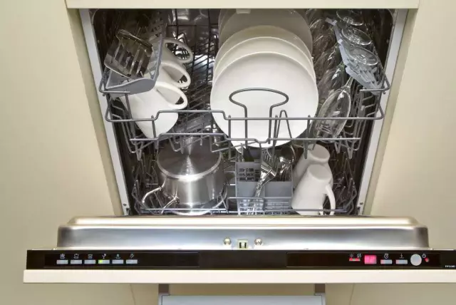 Посудомоечная машина Maytag не будет сливать