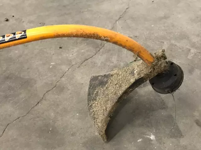 Мой шнур питания Ryobi Weed Trimmer CS30 застрял