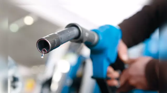 Что делать, если вы пролили бензин на двигатель газонокосилки