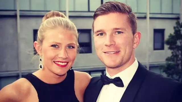 Aussie Couple Планирование ребенка хочет дом с разросшимся стилем