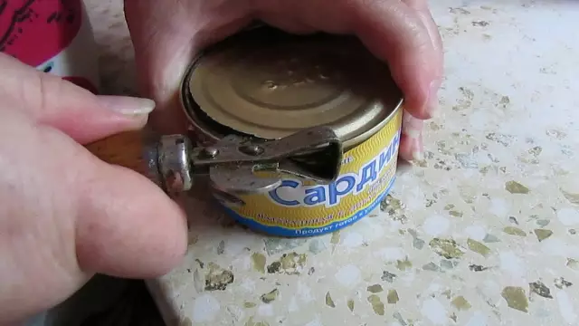 Как открыть пластиковую банку