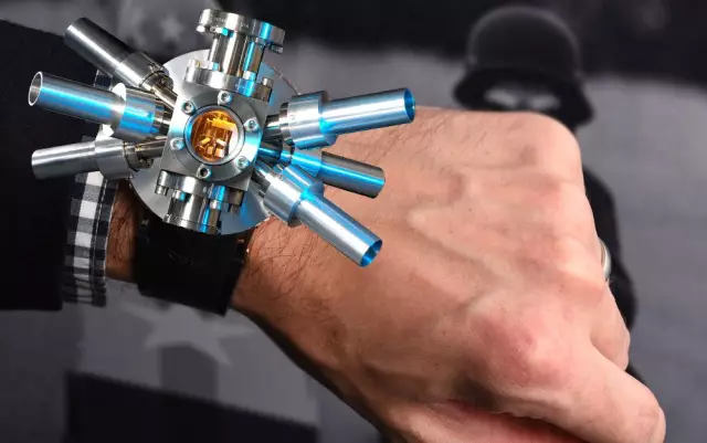 Как установить атомные часы Brookstone