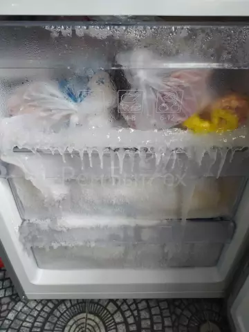 Что вызывает образование льда в морозильной камере?