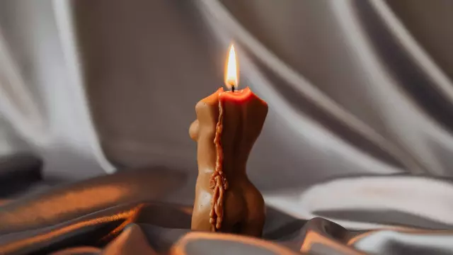 Почему белые свечи горят быстрее?