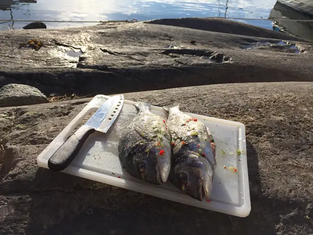 Морской окунь, запеченный в фольге: отличное основное блюдо на Рождество и не только