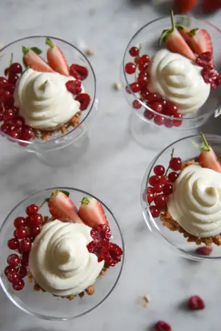 Штрудель со сливками и вишней: вкусный десерт, который готовится в кратчайшие сроки